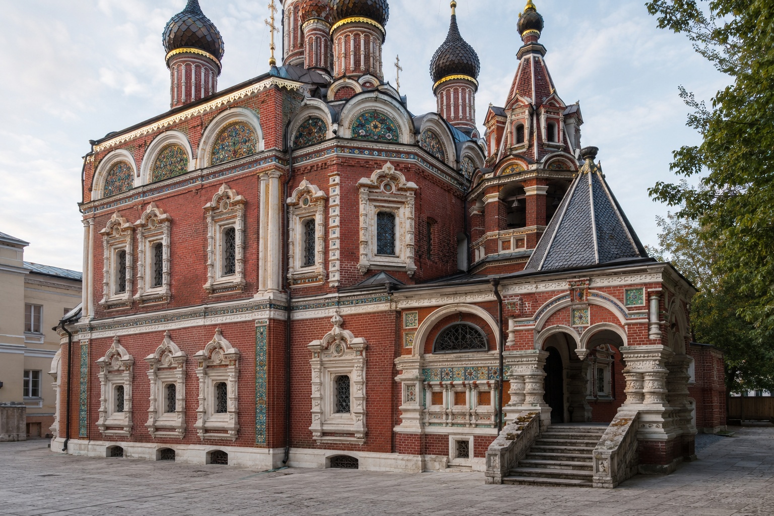 Как читать фасад старого московского храма: наличники, изразцы, главы и крыльца